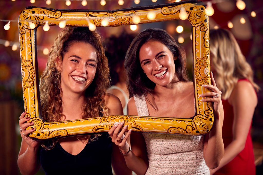 femmes qui se prennent en photo / amusement / fête / fete / cadre / photo souvenir / joie / capturé / moment de vie