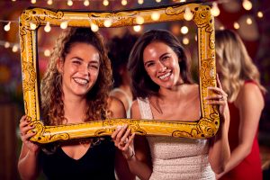 femmes qui se prennent en photo / amusement / fête / fete / cadre / photo souvenir / joie / capturé / moment de vie